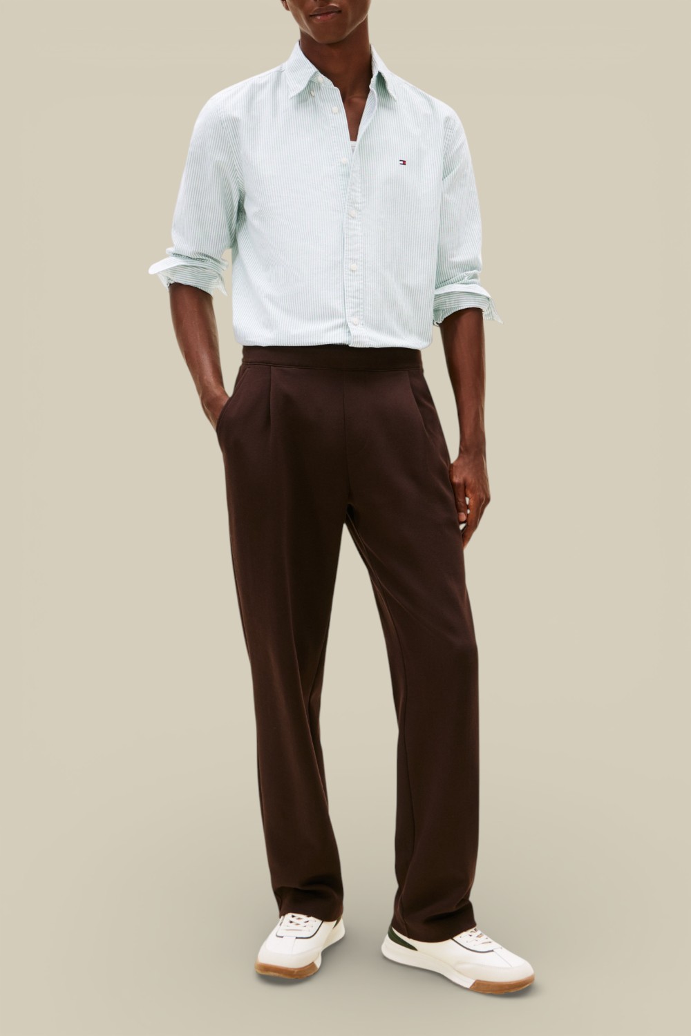 תמונת כל הלוק של חולצת כפתורים אוקספורד